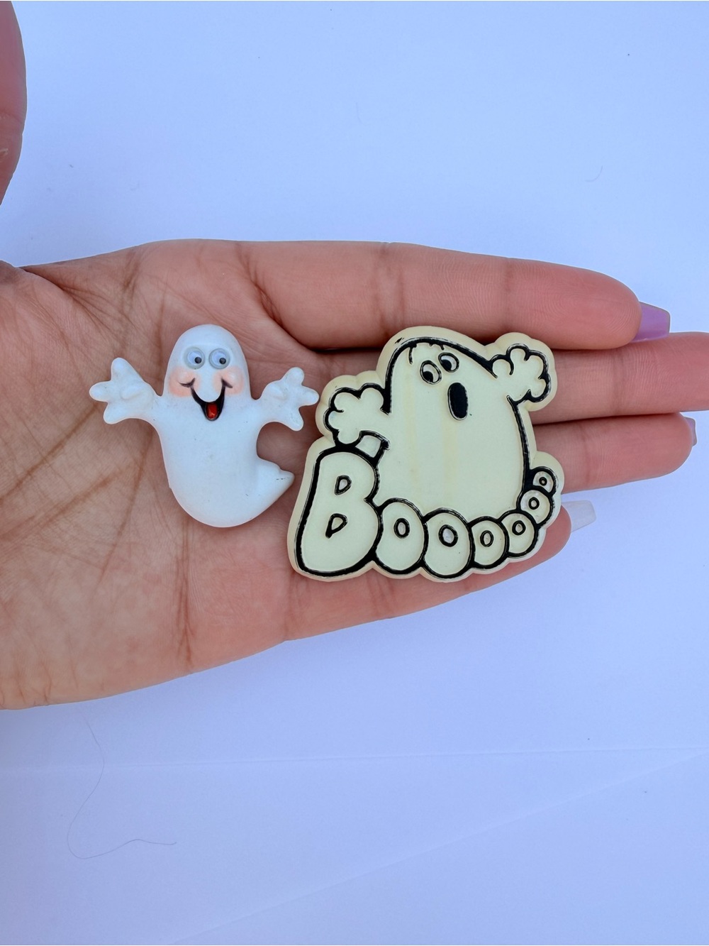Vintage 1980s–1990s Halloween ghost pins.
